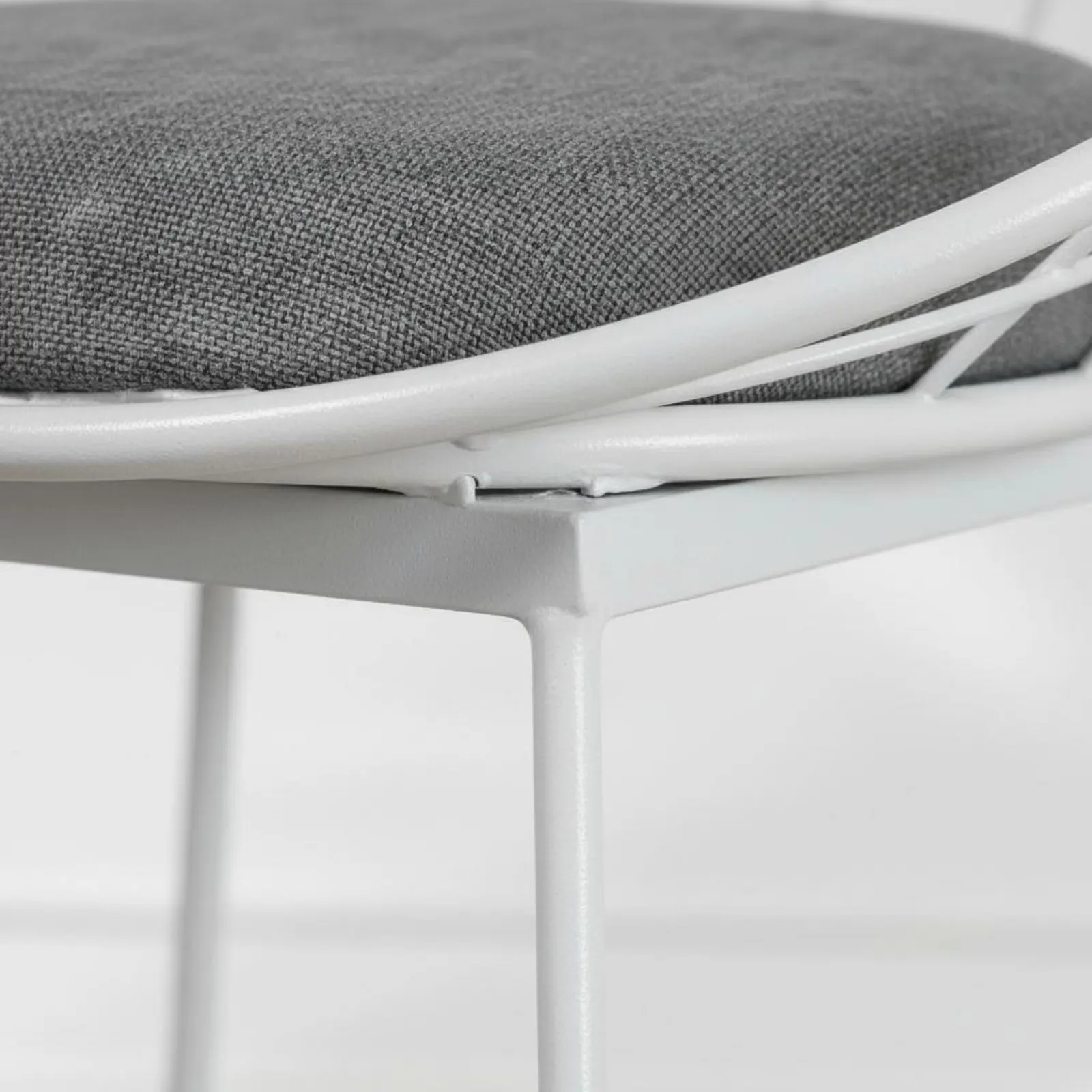 round-cushioned-bar-chair-bright-luxury-metal-counter-chair-with-support-wireframe-bar-stool-minimalist-design-for-cafe