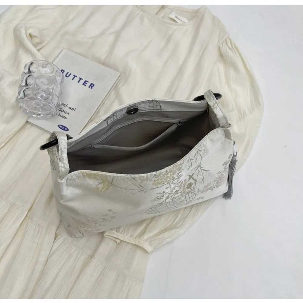 � Mittlere Kapazität ​ Damen-Schultertasche mit Stickerei ​ ​ Ethnische Muster-Stickerei ​ Nähgarn für Handarbeiten ​ ​ Quasten-Anhänger-Tasche ​ – Detail 15