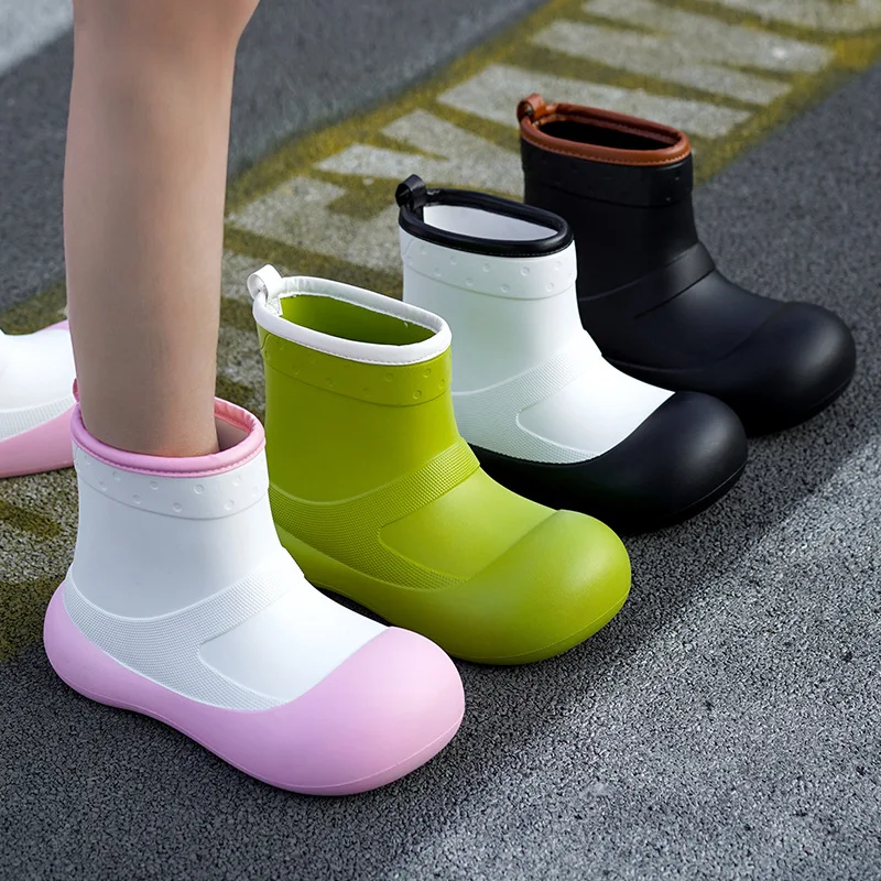 Sepatu bot hujan Mid-calf wanita, sneaker bot tahan air EVA, sepatu hujan Slip-on luar ruangan anti licin