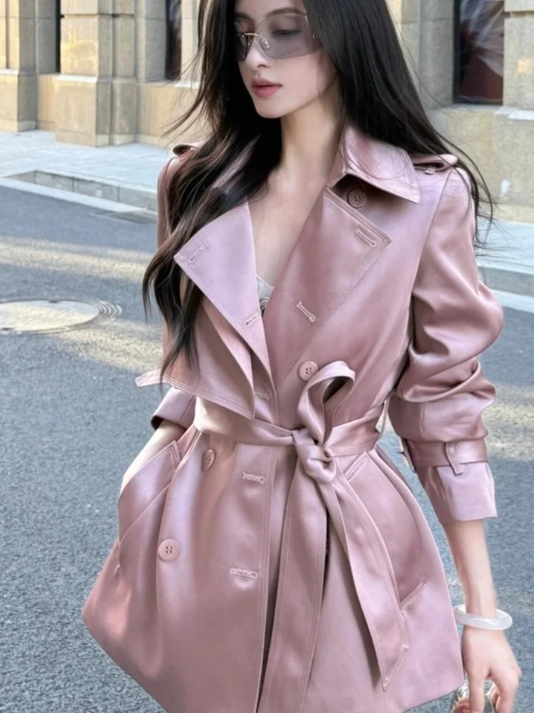 Hochwertige Herbstmäntel mit Gürtel, schicke Eleganz, hellrosa Satin, kurzer Trenchcoat für urbane Raffung, zweireihig
