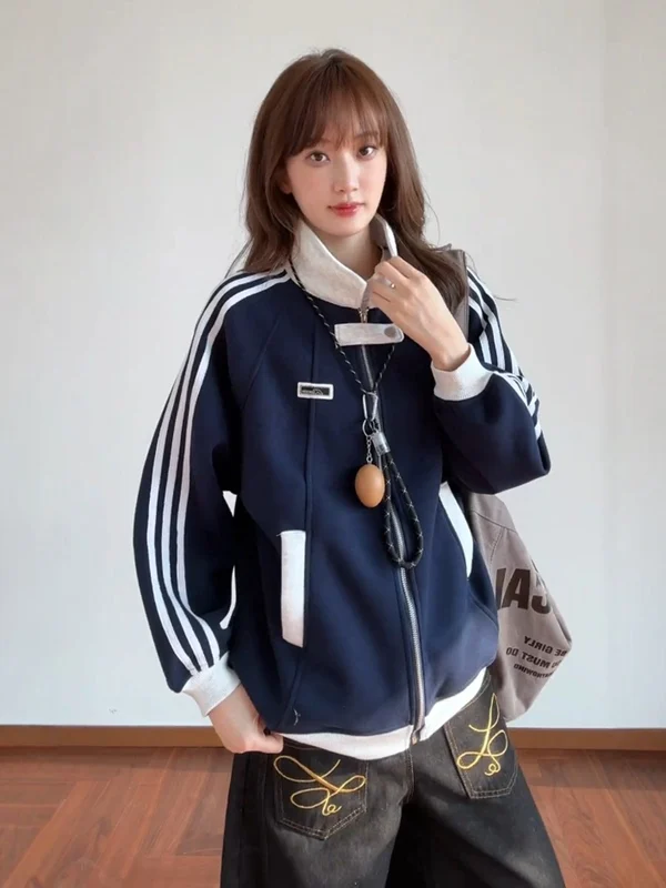 

Американский стиль: бейсбольная куртка-кардиган из плотной ткани с полосатыми вставками, осенняя, в университетском стиле, с открытым передом, для мужчин.