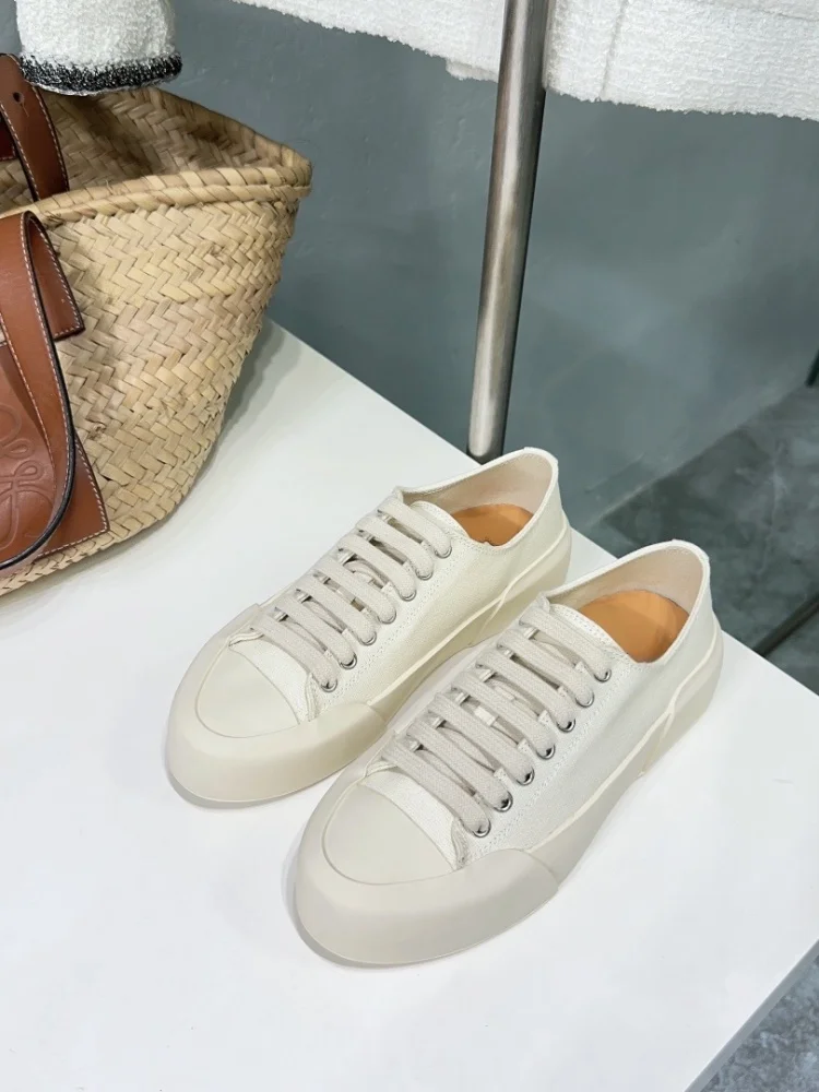 

Эти тренировочные туфли из натуральной кожи в минималистском стиле, парусиновые белые кроссовки и повседневные спортивные удобные туфли на плоской подошве - это Suita