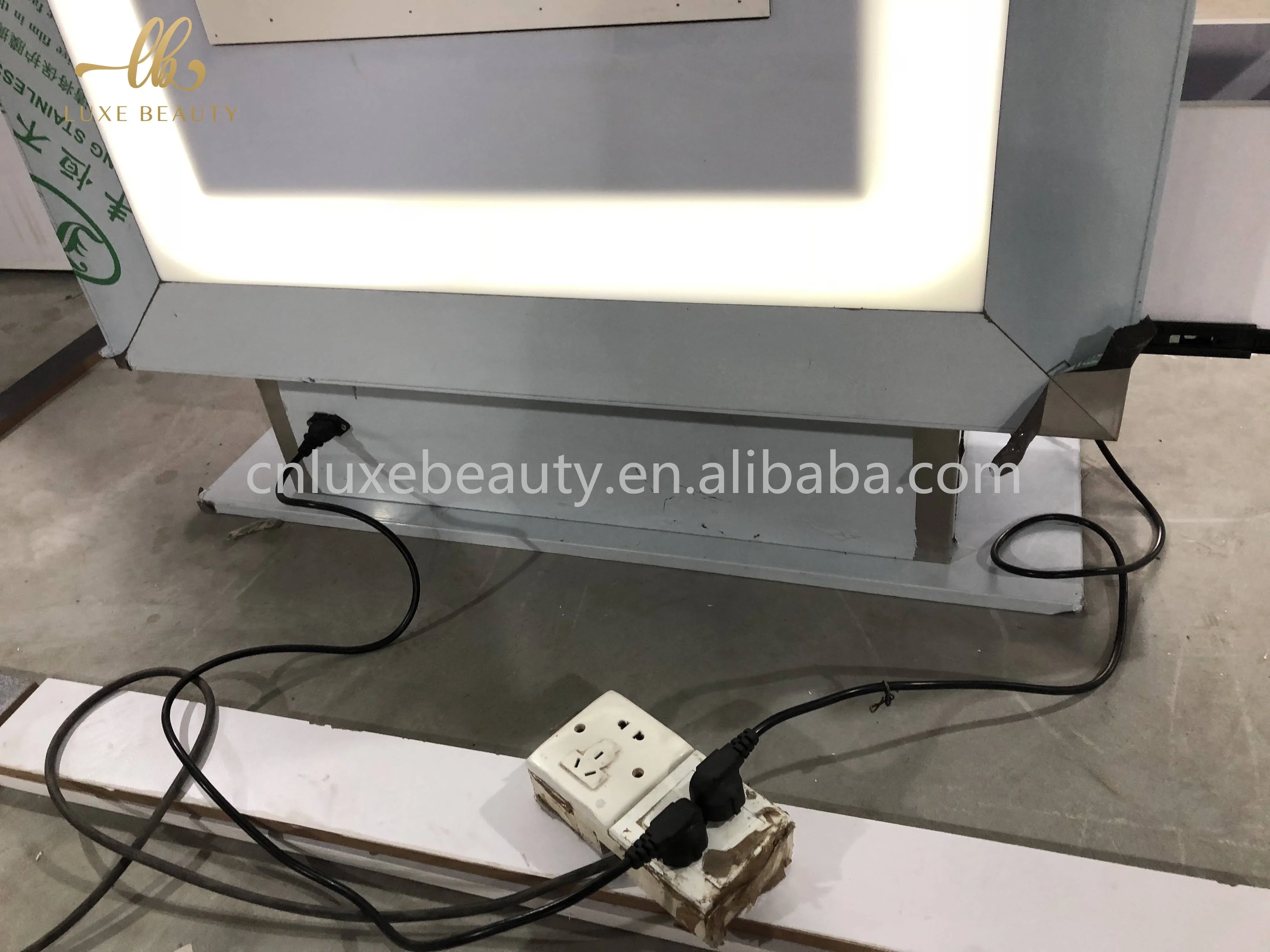 2023 Luxury beauty salon equipment barber station gold stainless steel light smart beauty salon mirrors led tv on hair salon