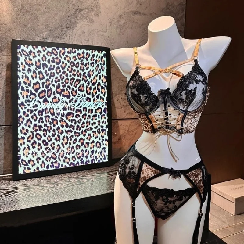 Nieuwe kanten luipaardprint borduurwerk gekruiste schouderband vierdelige set verzameld orm dames Dr polyester stof lente...