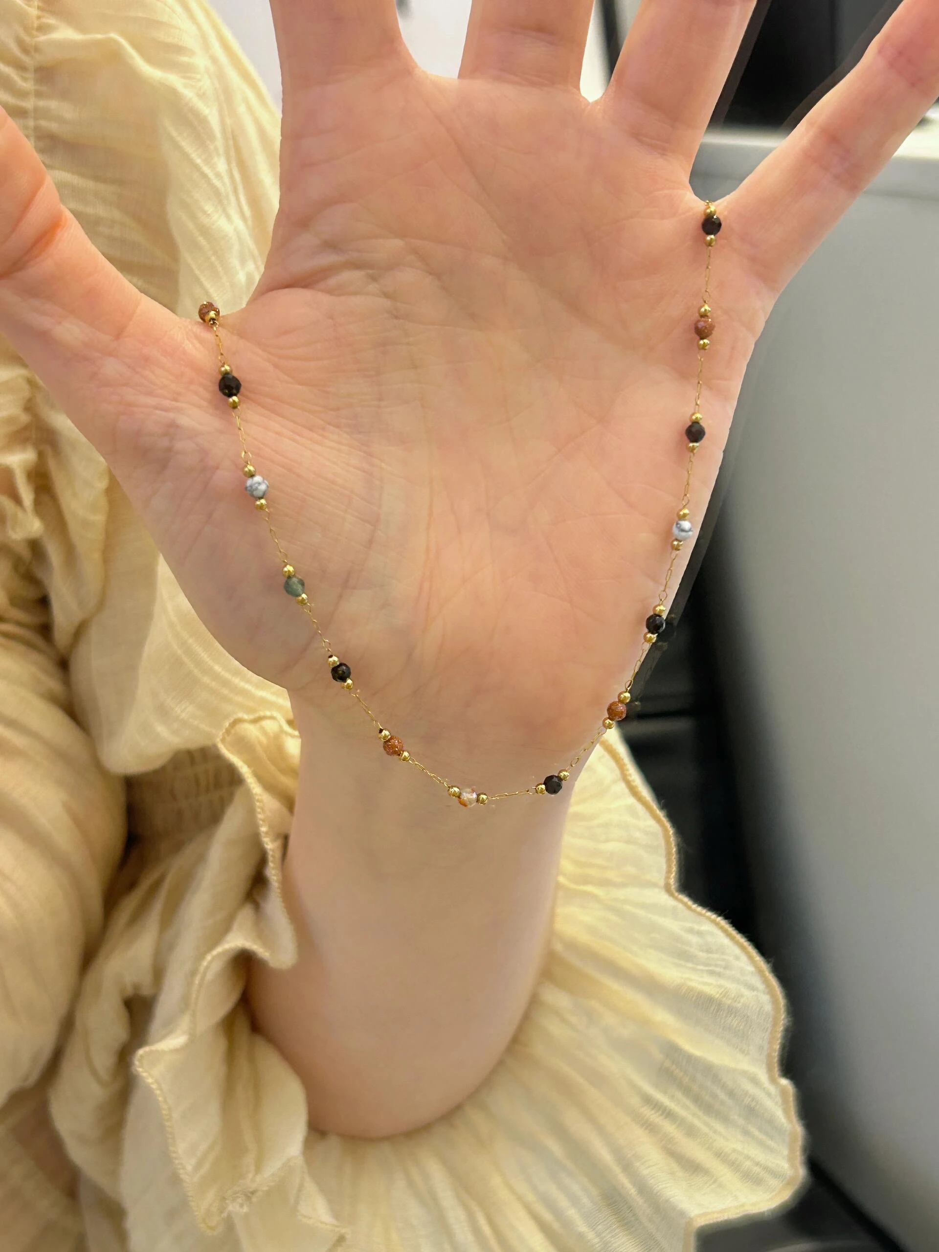 collar-de-cuentas-pequenas-paris-canary-kiss-cadena-de-hueso-simple-y-bonita-estilo-casual-a-la-moda-verano-2025