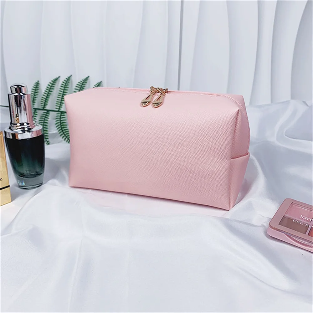 Bolsa de maquillaje de mano con nombre personalizado, bolsa de aseo portátil para mujer de Color sólido, bolsa de almacenamiento de regalo con nombre bordado personalizado