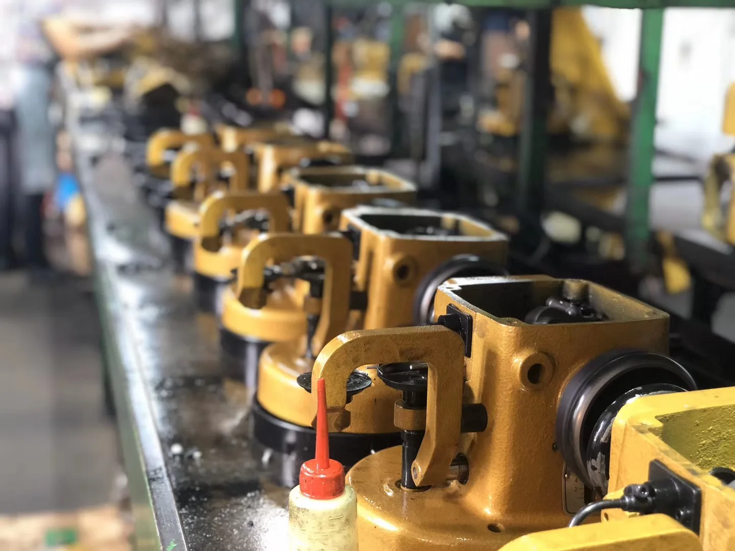 الصين الإلكترونية الصناعية تجديد الأثاث خياطة الثقيلة إبرة تغذية أكياس جلدية قوية الفراء ماكينة خياطة AA