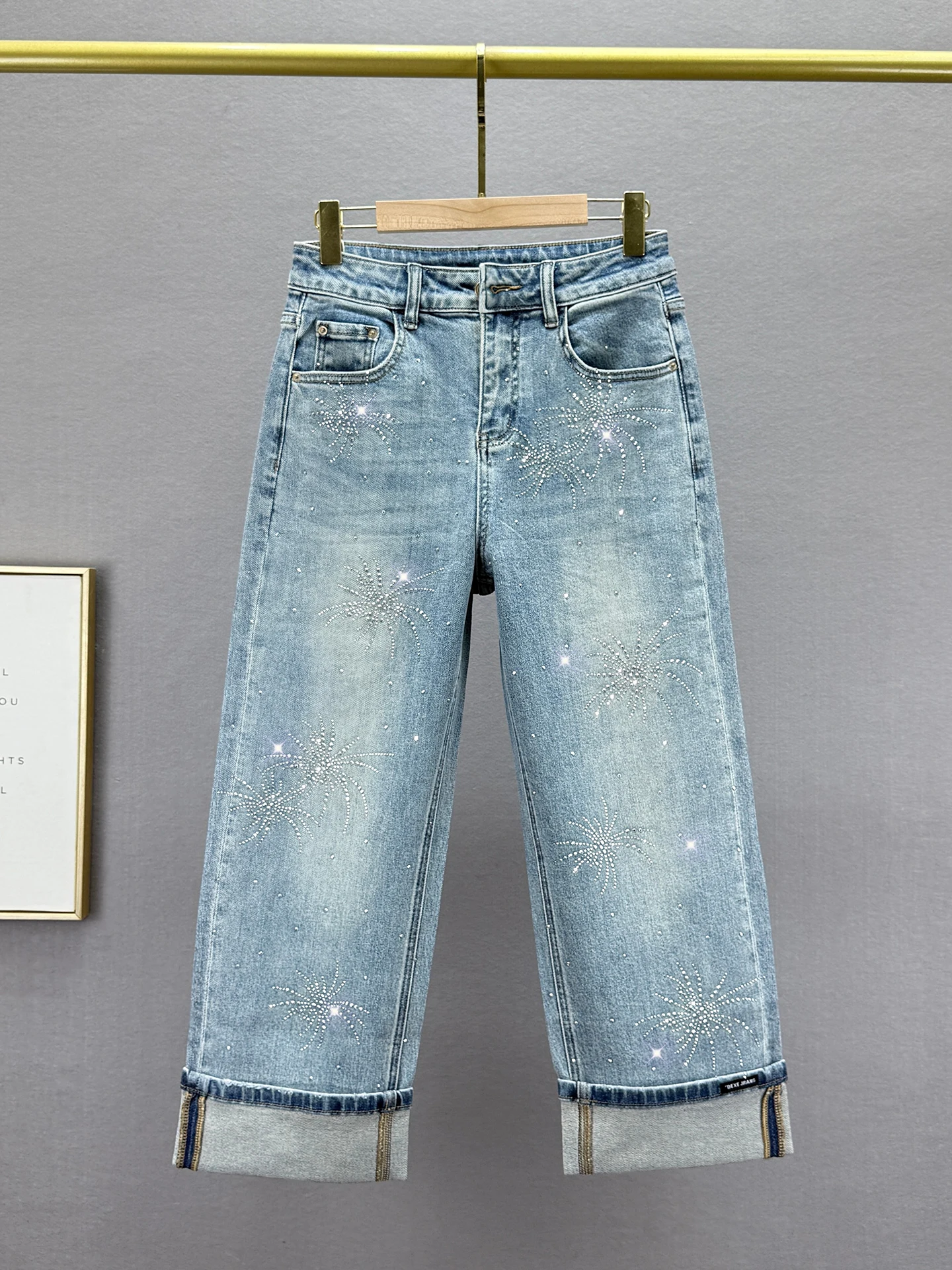 

Джинсы женские с высокой талией, прямые, из денима, весна 2026, новые, блестящие, утягивающие, с отворотами, винтажный стиль, повседневные