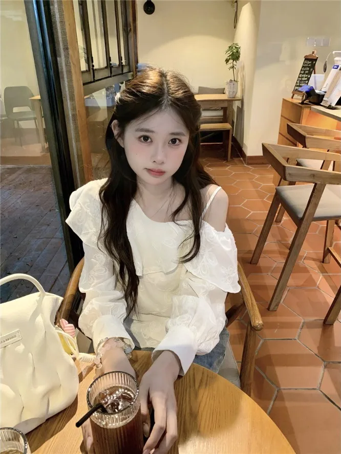 

Весна 2025: Белая вышитая блузка с длинным рукавом во французском стиле, свободного кроя, из полиэстера, с лирическим дизайном, с богатой отделкой, повседневная.