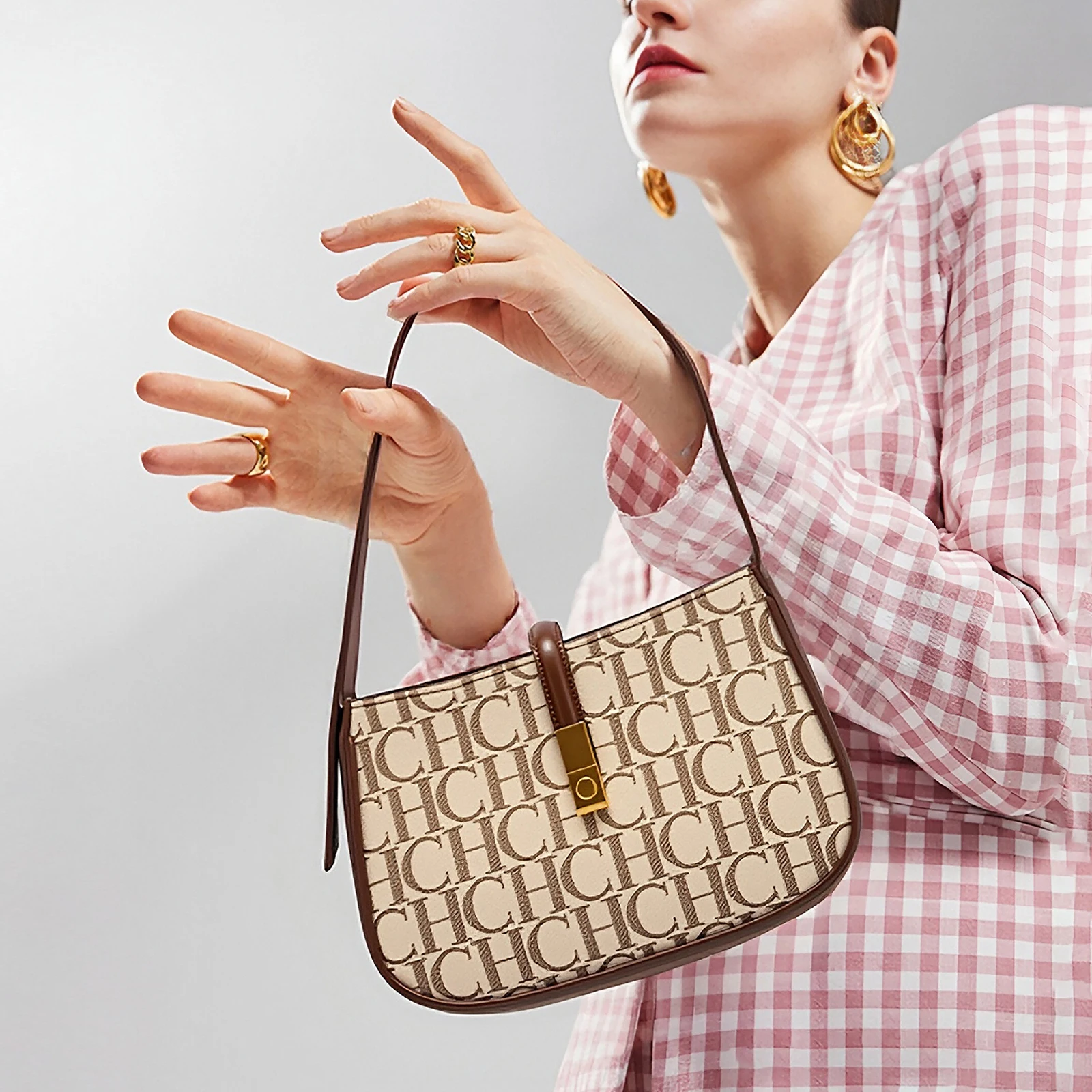 Tas Bahu Wanita Bergaya Motif Alfabet Desain Huruf Trendi Selempang Tali Dapat Disesuaikan Kantong Luas