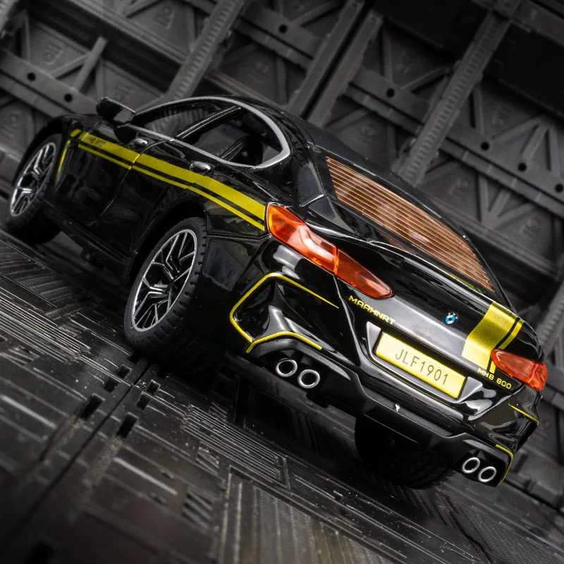 1:24 BMW M8 liga sedan modelo de decoração de carro, portas e capô do motor, porta-malas pode ser aberto, brinquedos para meninos