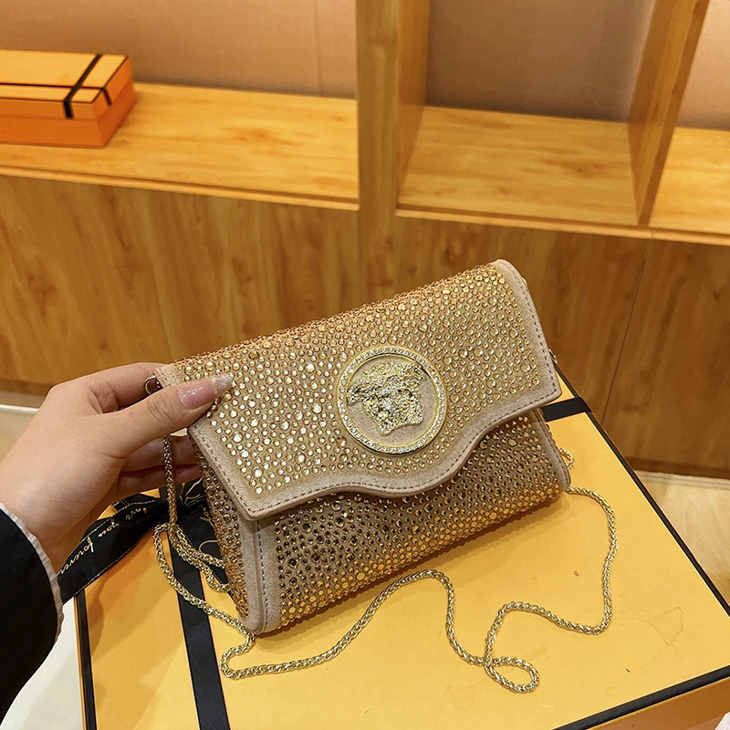 حقيبة كروس أنيقة وبسيطة - حقيبة جلدية عالية الجودة مع أجهزة عتيقة، تصميم عصري للنساء في المناطق الحضرية