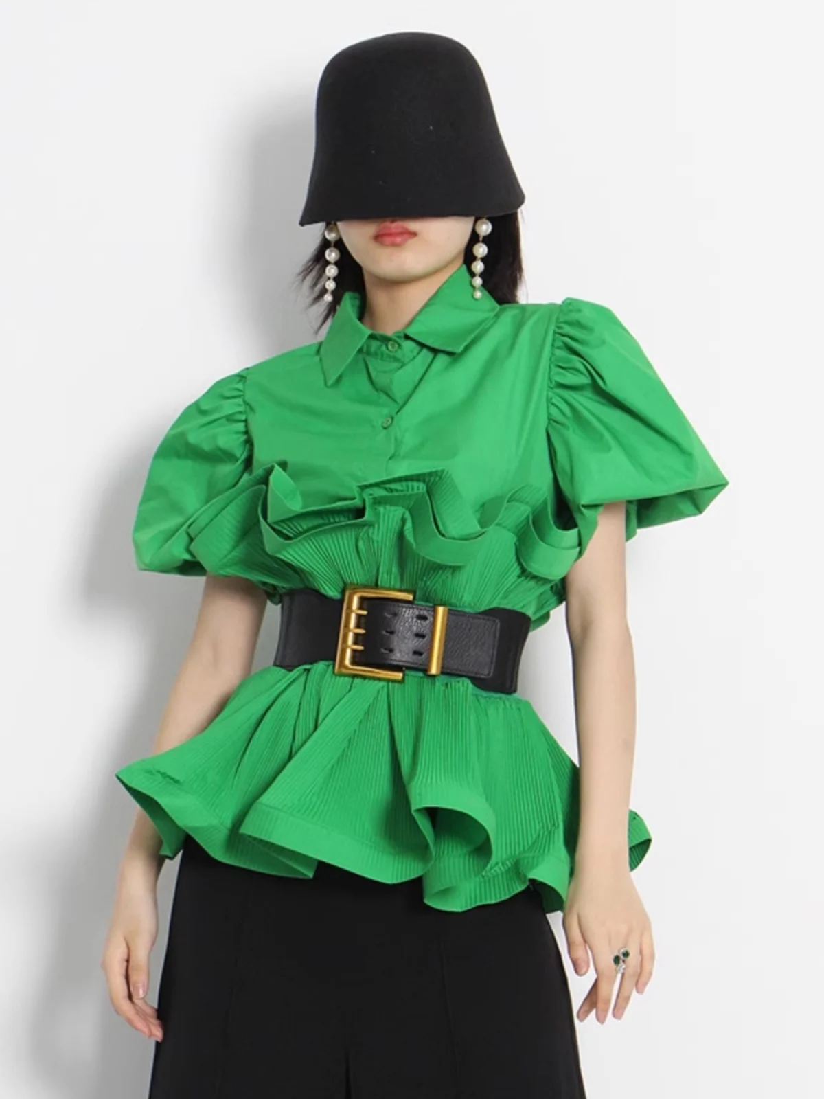 벨트와 짧은 소매가 있는 여름 스타일 여성 셔츠 스탠드 칼라 버블 슬리브 오리지널 디자인 하이 웨이스트 비대칭 밑단