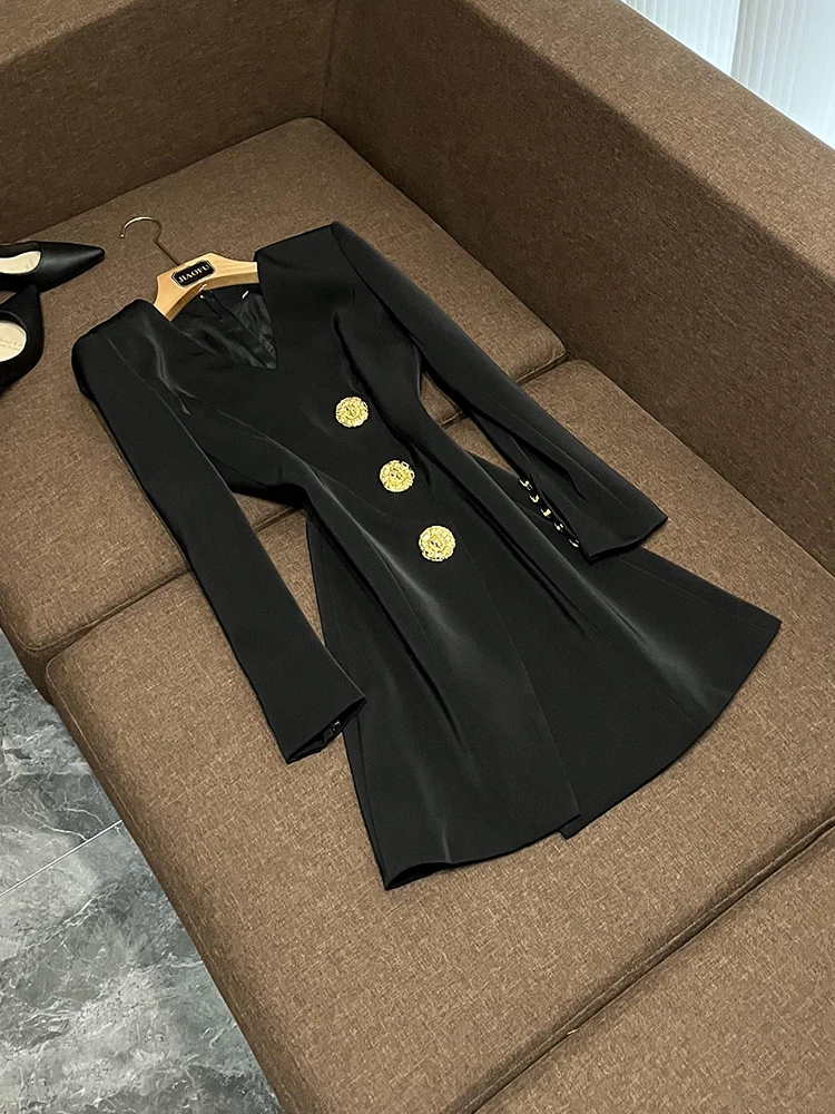 

Модный женский костюм: приталенная футболка с V-образным вырезом и длинными рукавами на пуговицах, пиджак и юбка А-силуэта для офиса