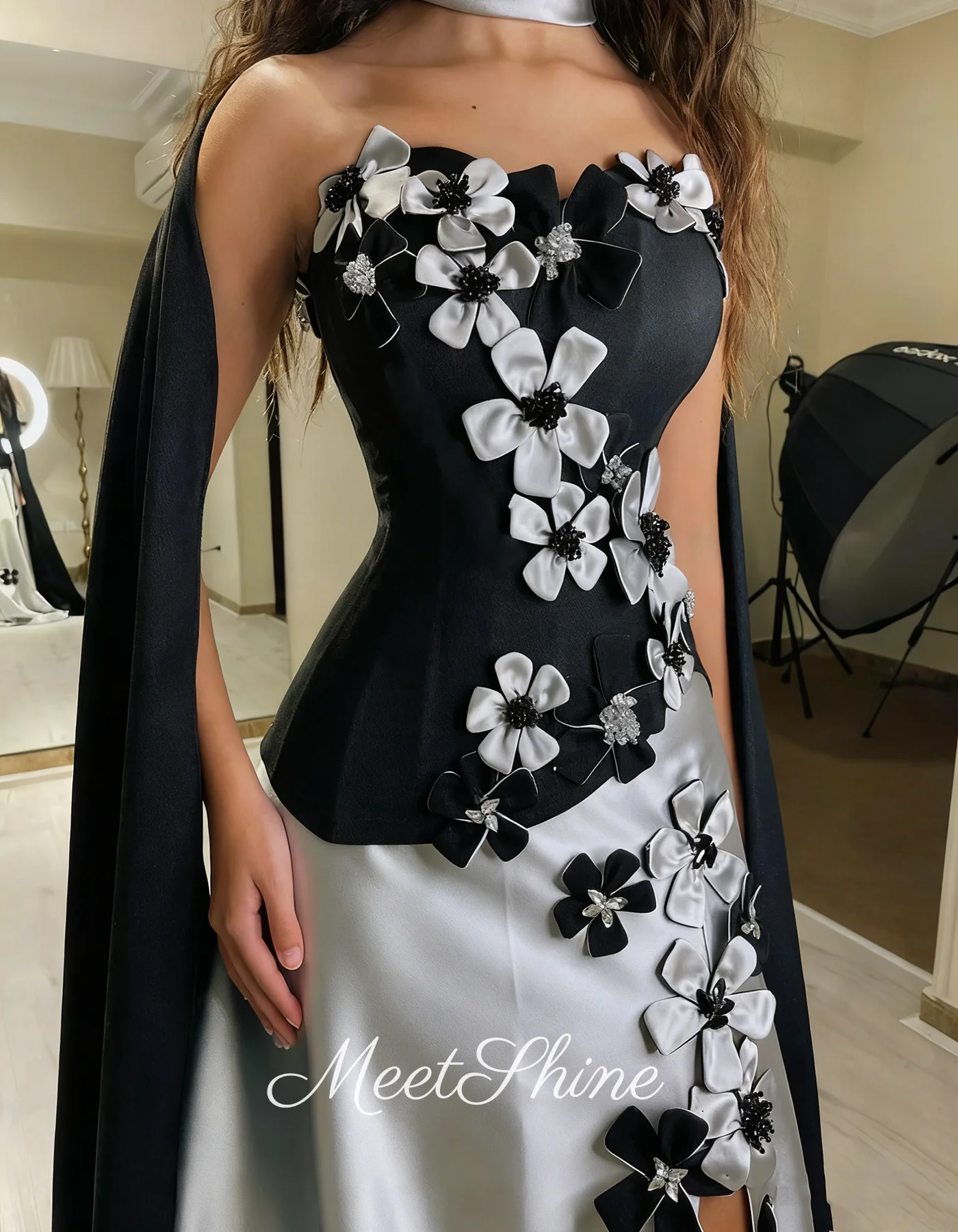 Vestidos de noche negros con abertura lateral, corte en A, flores 3D modernas, satén elegante con bufanda, vestidos formales sin tirantes para graduación personalizados