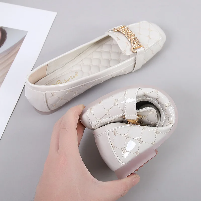 

Lacquer leather square toe loafers Korean version Spring and Autumn non slip flat shoes 2024 new shallow mouth casual shoes