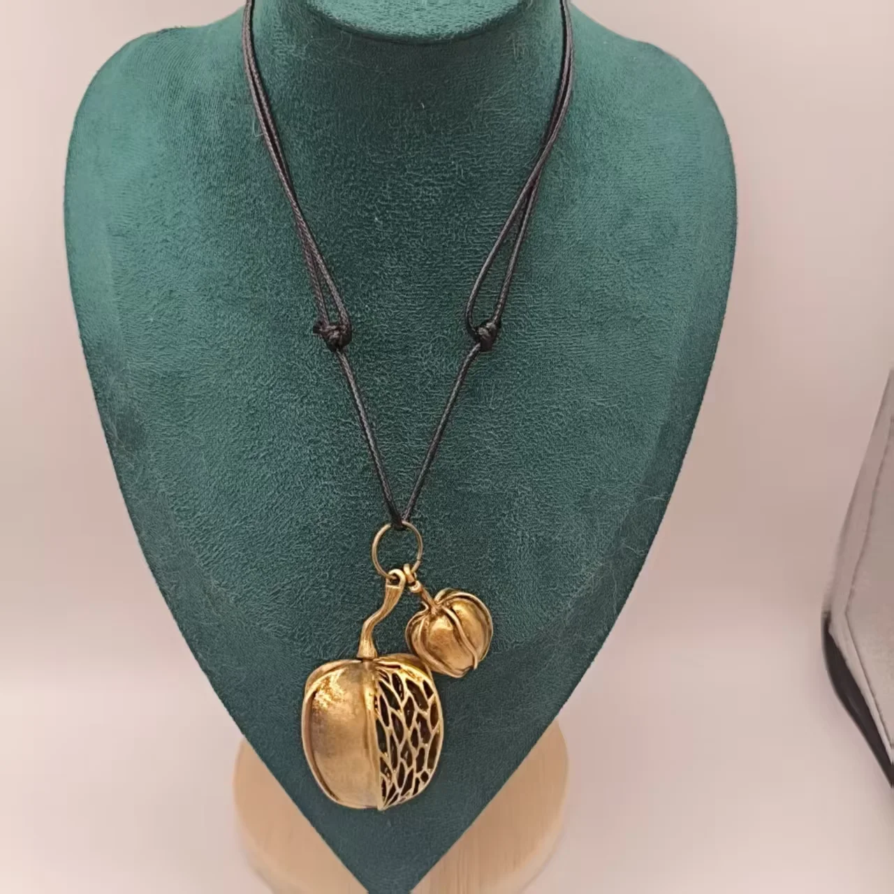 Vintage Antique Berry Pendant Necklace Copper Iron Alloy Handmade Chain Distressed Retro Jewelry for Women Daily Wear 0194