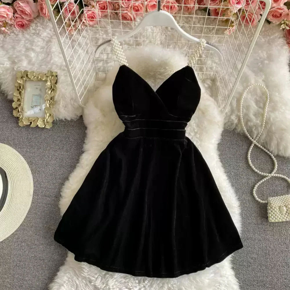 Abiti a trapezio neri con cinturino per spaghetti con perle Mini abito sexy senza maniche con scollo a V profondo senza schienale Abiti da festa corti in velluto vintage