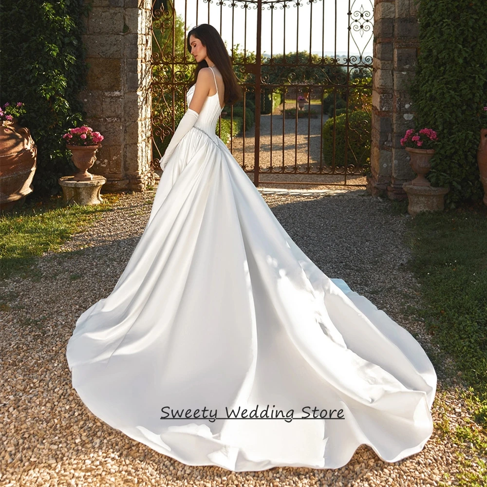 Customized Wedding Dress Sexy Scoop Neck Spaghetti Straples Beading Sequined Court Train A Line Satin Bridal Gown Bride
