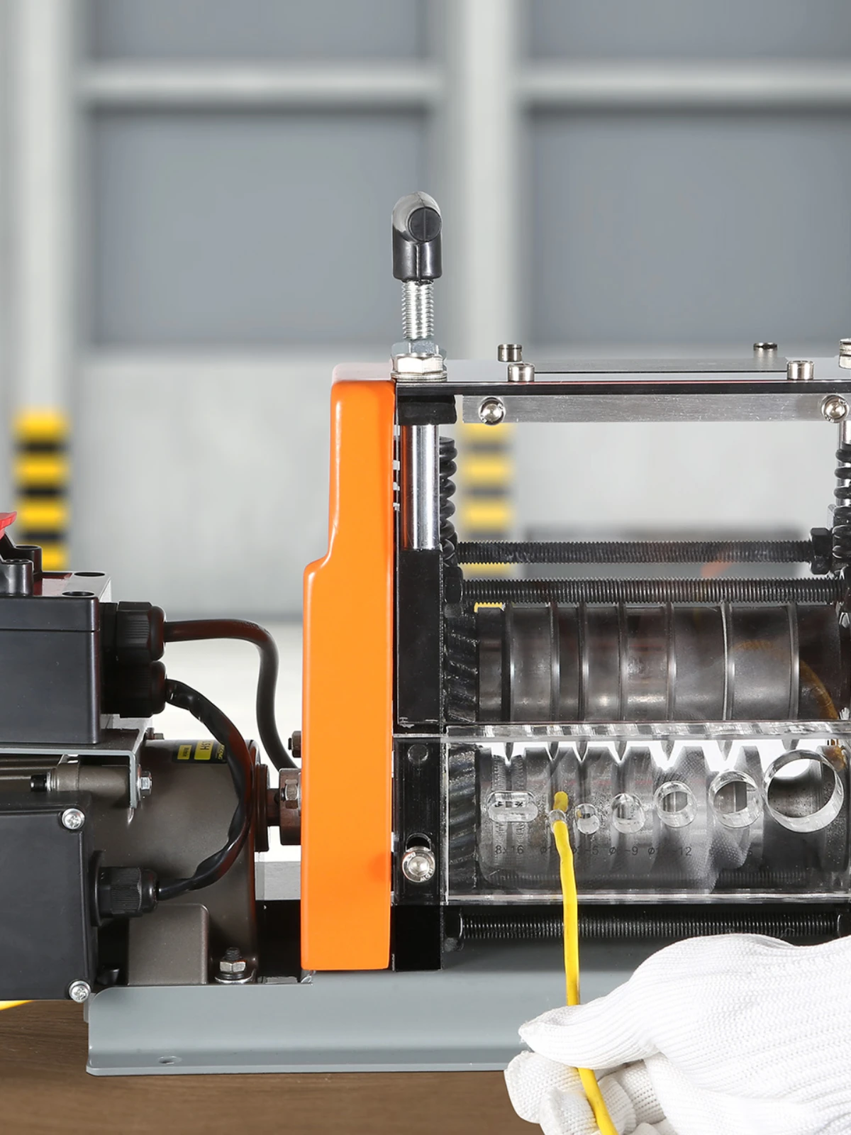 SucceBuy 60W 1,5-25 mm elektrische draadstripmachine Zichtbare striptiepte 6 ronde + 1 platte kanalen voor schrootkoperrecycling