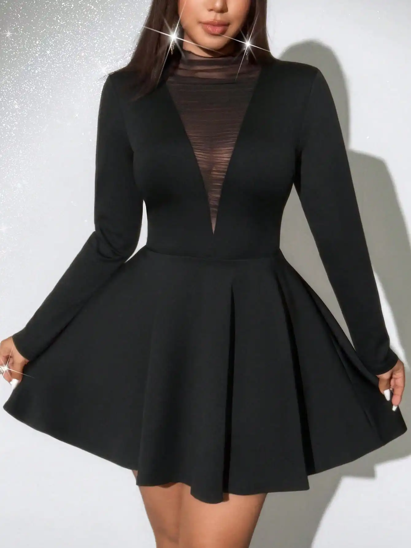 

Черное мини-платье с длинными рукавами, V-образным вырезом и сетчатыми вставками, расклешенное