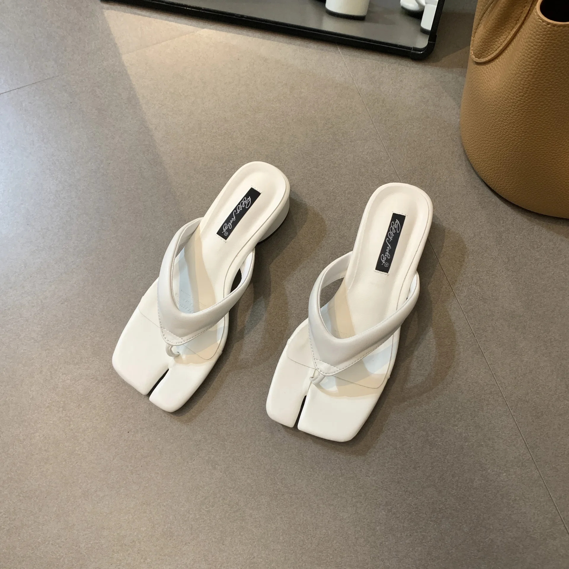 Korean version of herringbone slippers for women's outerwear, new summer hot selling high-end and fashionable half slippers