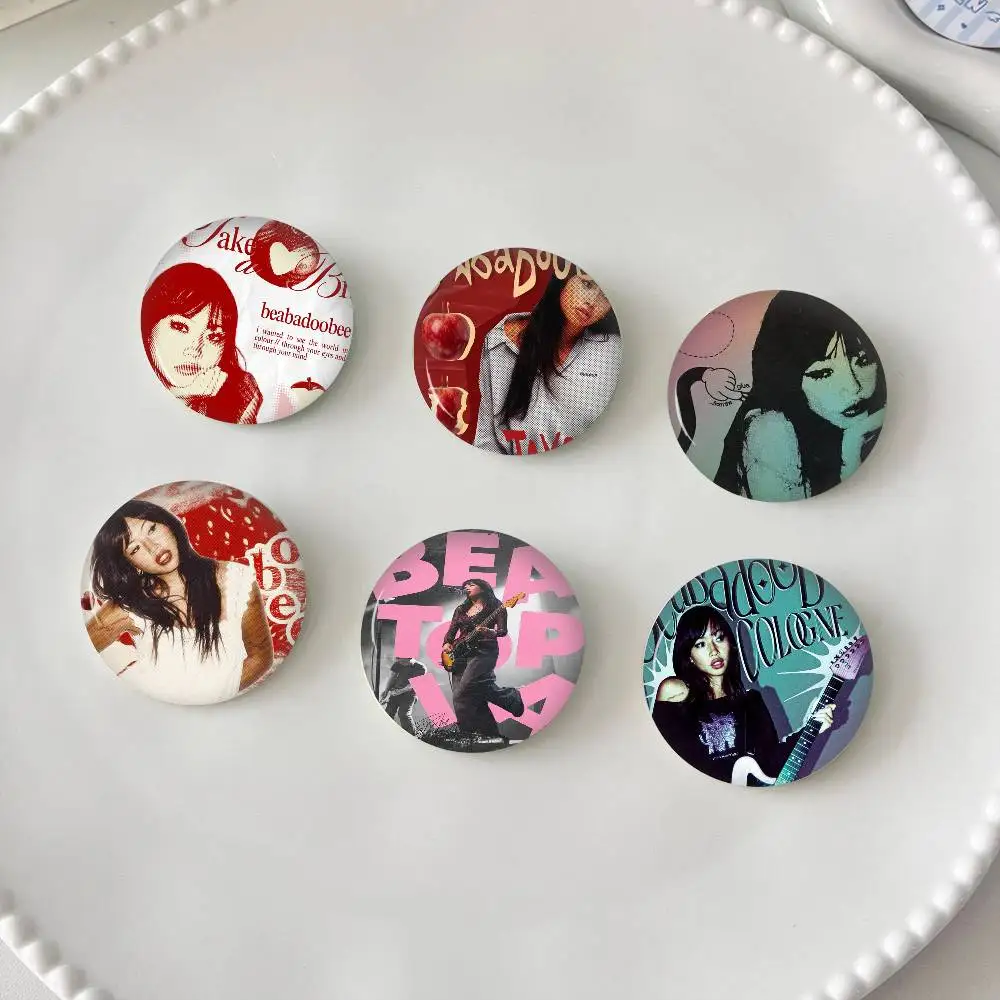 Rock-Sänger-Broschen im B-Beabadoobee-Stil, niedliche Cartoon-Anstecknadeln für Jacken und Jeans, Geschenk-Accessoire