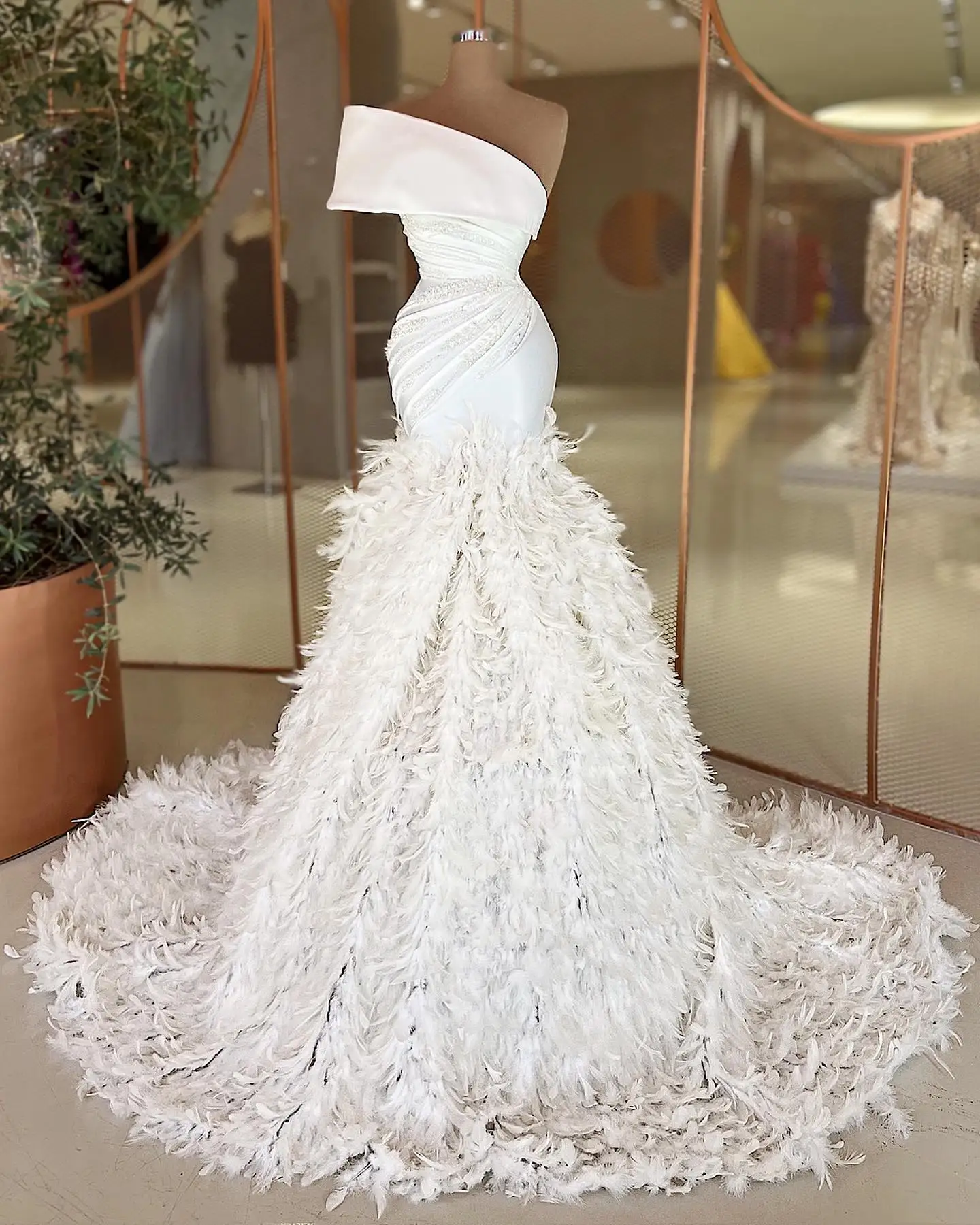 

Gorgeous White One Shoulder Wedding Dress Luxury Feathers Sleeveless Custome Made Bridal Gowns