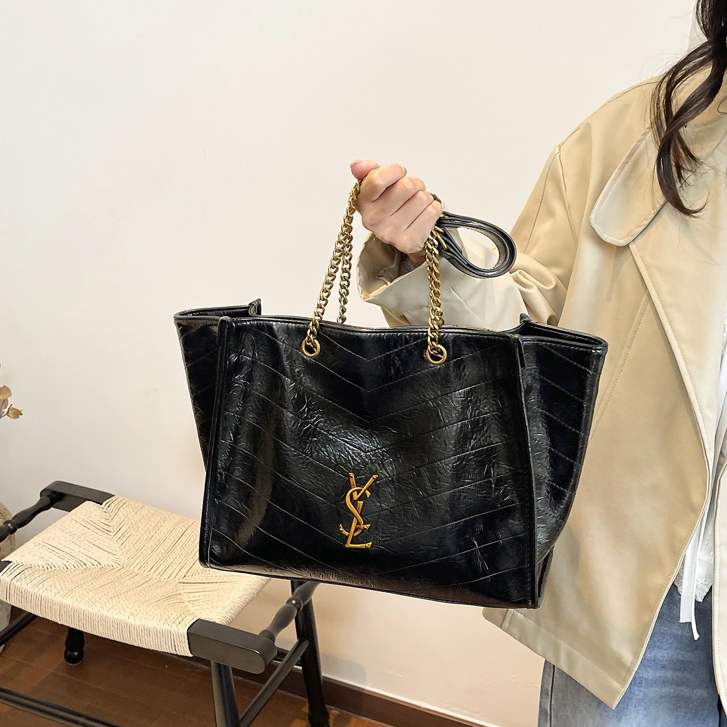 

Trendy Versatile Bag, Multi-Way Shoulder & Hand Carry, Soft Textured Exterior, Polished Hardware, Daily Essential, New 2026