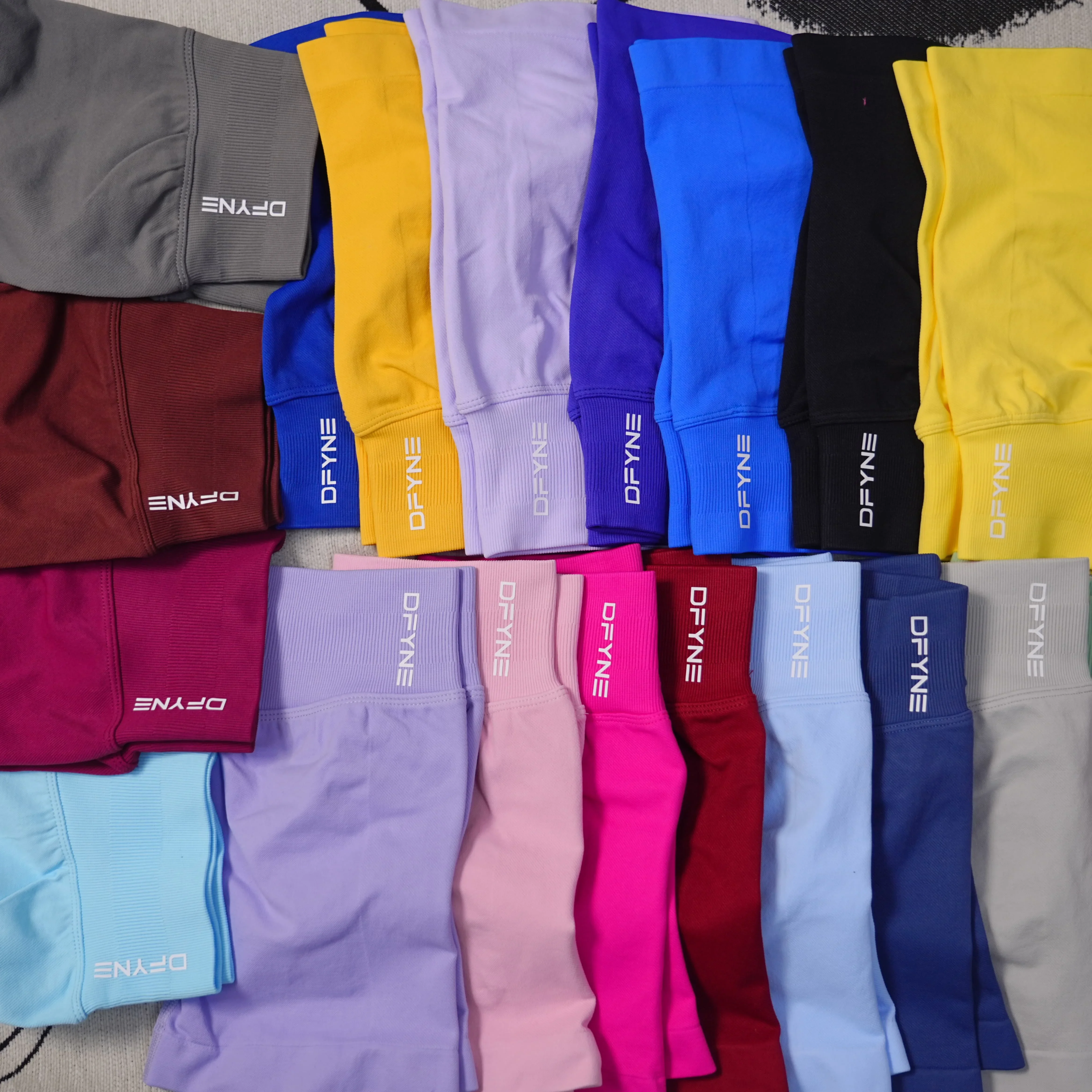 DyfneDFYNE شورت تأثير 4.5 بوصة شورت يوجا بدون خياطة منخفض الخصر Scrunch Bum Gym Workout Biker قصير قابل للتمدد للياقة البدنية Scrunch Butt Ch