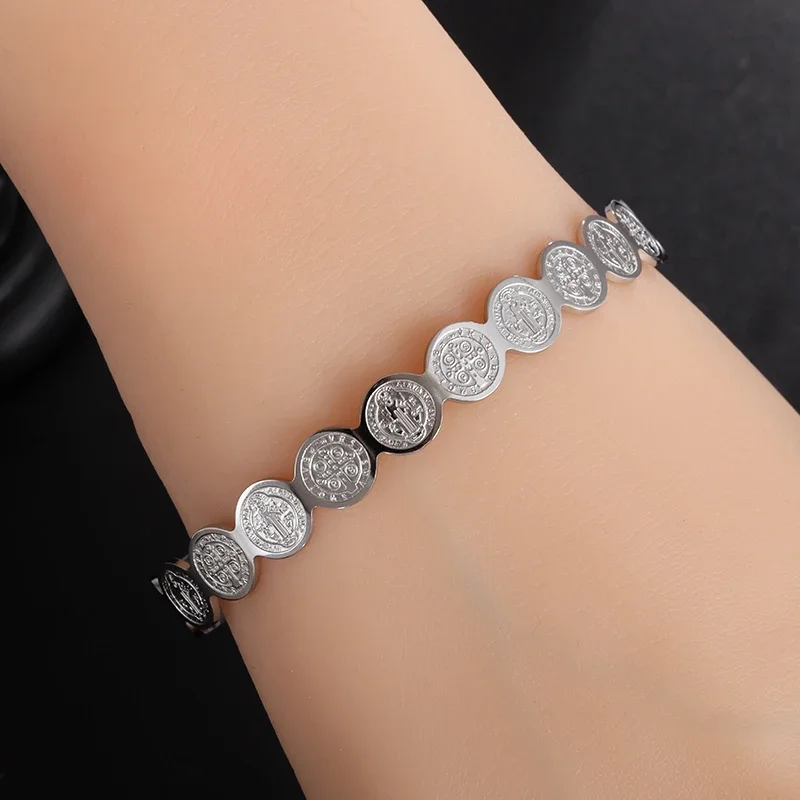 Pulsera de amuleto redondo de Jesús de acero inoxidable, pulsera cruzada católica de San Benito, joyería religiosa de moda para hombres y mujeres