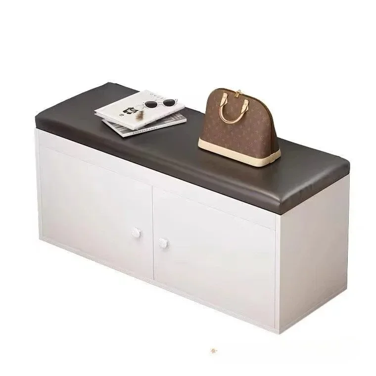 

Усовершенствованный домашний шкаф для обуви, интегрированный в жилье для аренды, с сиденьями, табуретами и подставками для обуви.