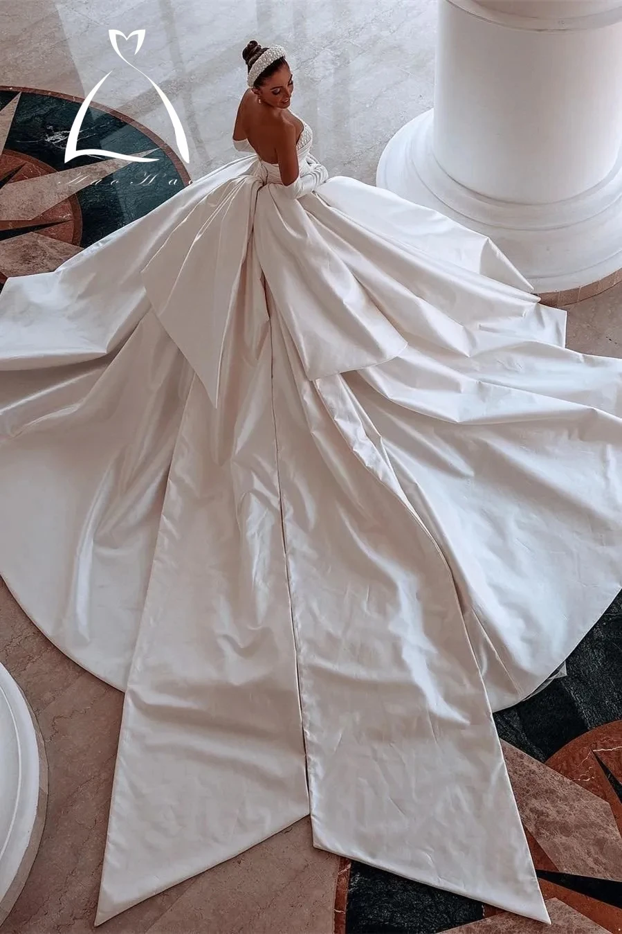 Royal Ivory Satin Dubai Arabic Wedding Dresses Sexy Beads Strapless Backless Ruched Long Train Bridal Gowns With Big Bow Robes