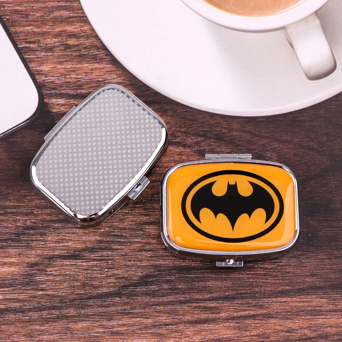 صندوق حبوب البطل الخارق من فيلم رائع، صندوق حبوب مربع معدني مقسم للسفر، علبة دواء محمولة، علبة حاوية حبوب صغيرة