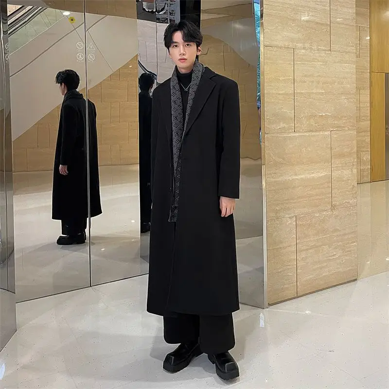 

Мужское полупальто из шерстяной смеси с воротником из шерпы и металлизированным флисом, с капюшоном, винтажным декором, эластичными элементами, праздничным декоративным бантом и бежевым бантом-бабочкой.