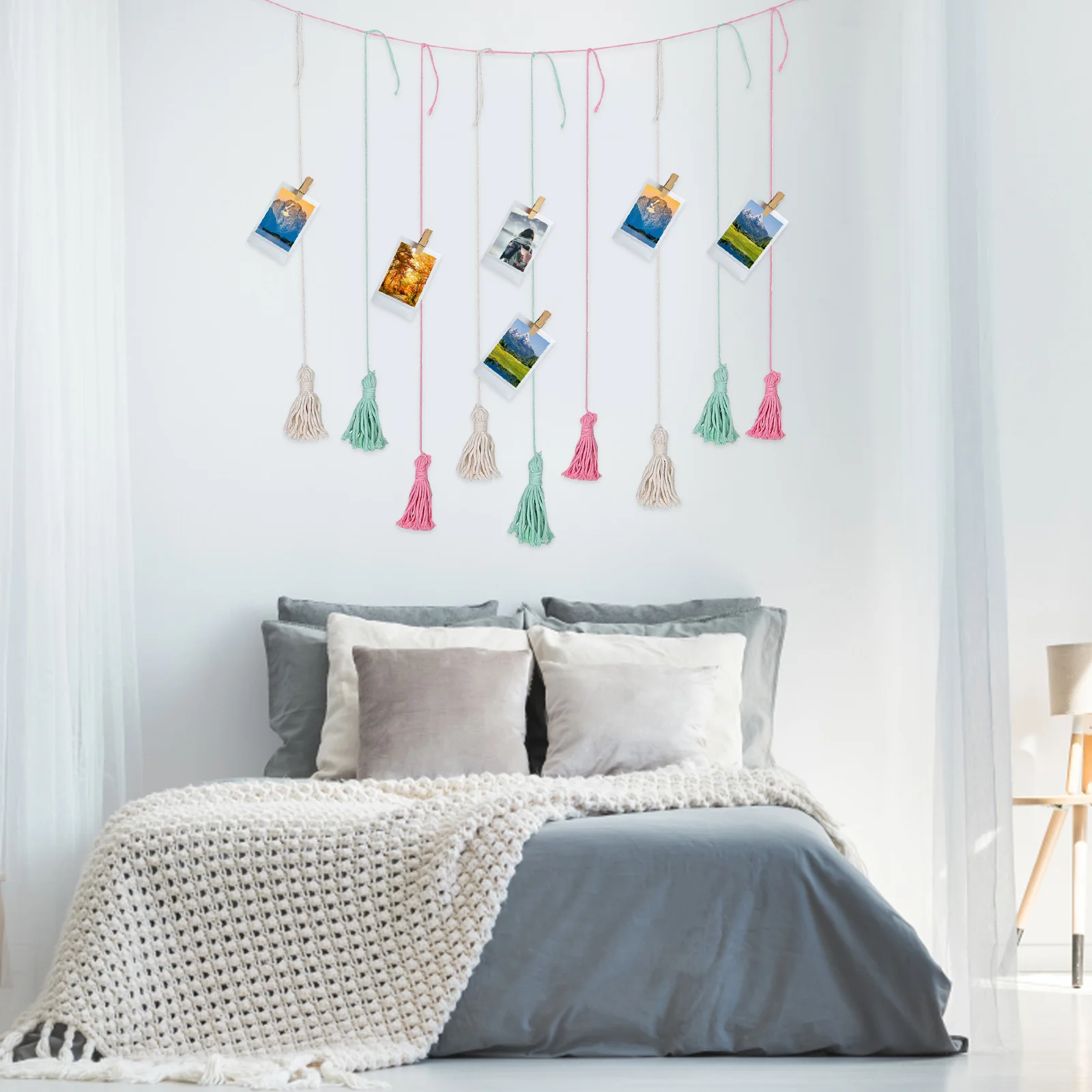 

1 set Photo Display Rack Hanging Wall Decor with 20 Wooden Clips for Dorm Bedroom Artwork Collage Macrame Rope Card Holder