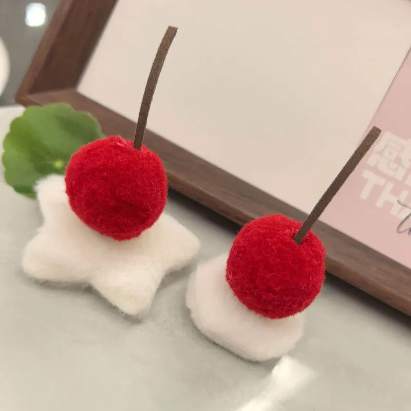 30 Stück selbstklebende Plüschstoff-Accessoires, Baby-Kirsch-Kuchen-Applikationen in Rot für Hüte, Taschen, Kleidung, Materialien, Aufnäher – Detail 6