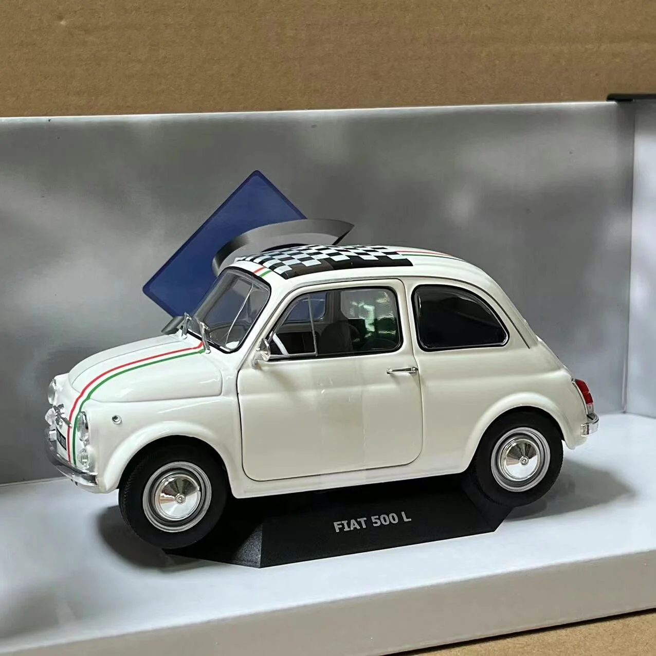 Flaws Diecast SOLIDO 1/18 Scale FIAT 500L Alloy Car Model view 3