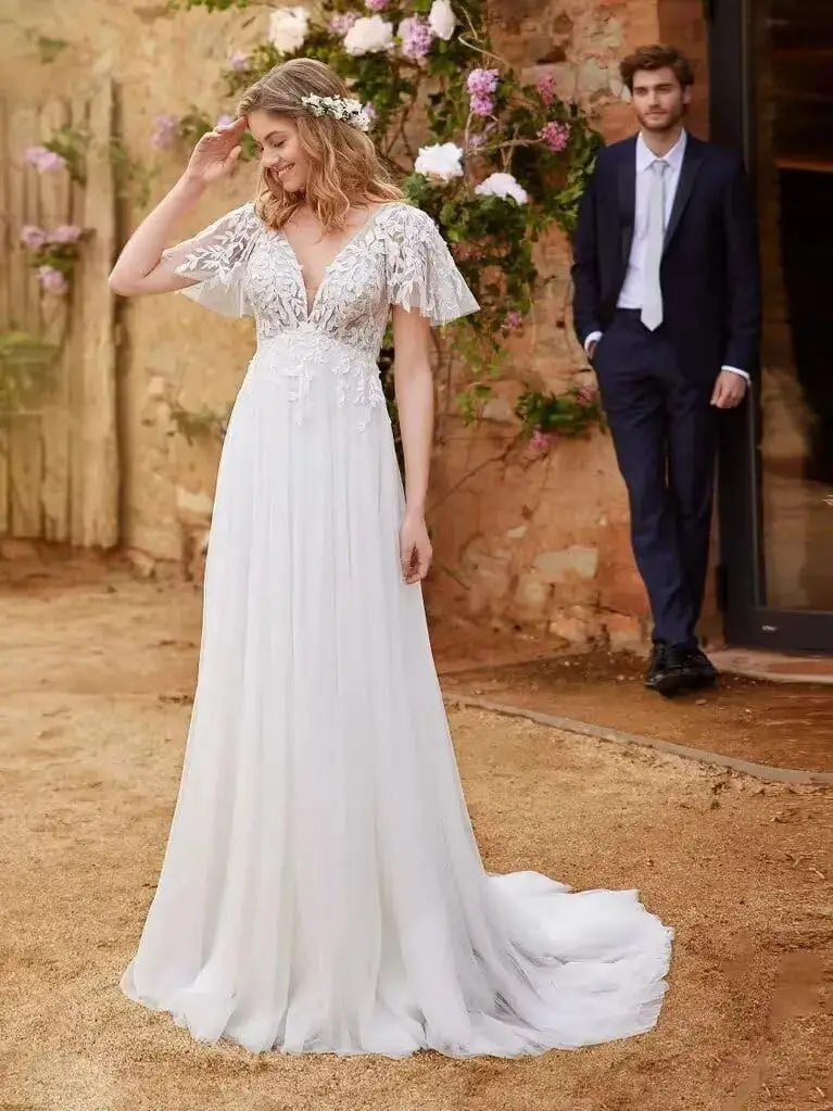 

Women's Lace Wedding Dresses V-Neck Wedding Evening Dress A-Line Short Sleeves Wedding Dress Garden/Outdoor Bridal Gown