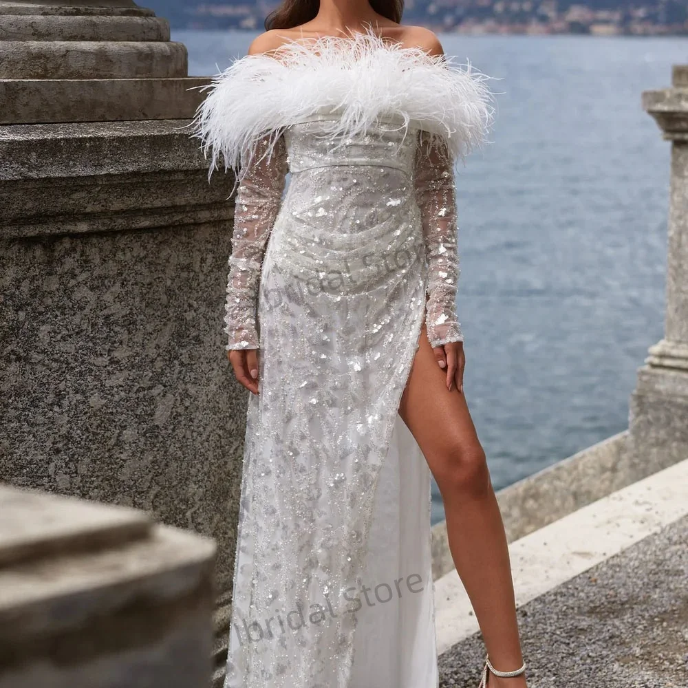 Maßgeschneiderte Abendkleider mit glitzernden Pailletten und langen Ärmeln und Federdetails. Sexy Kleid mit Seitenschlitz