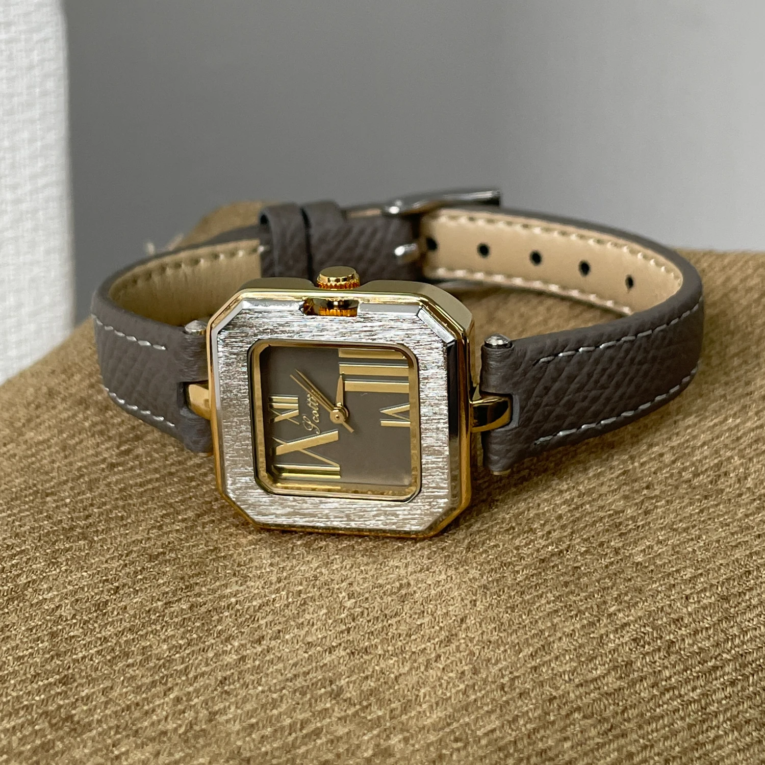 

Elegant women's watch, square-shaped, light luxury watch, high-end feel, 2025 new style bracelet watch, retro autumn and winter.