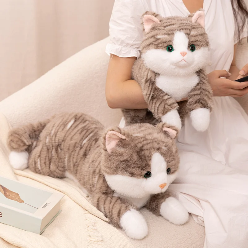 Lebensechte liegende Katze in 3 Farben, Plüschtier, weiches Stofftier, süße Plüschpuppe, liegend, lustiges Kätzchenkissen mit langen Armen, als Geschenk für Mädchen – Detail 3
