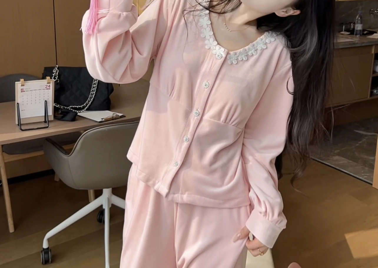 2026 Slimming and Skin-friendly Island Velvet Pajamas for Women with Breast Pads, Long Sleeves and Simple Lace