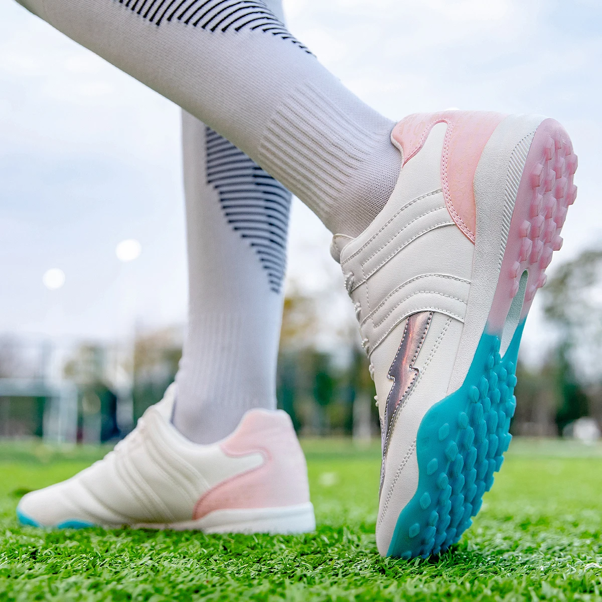 

Comprehensive Training Shoes Women's Shoes Sports Shoes Fashionable Football Shoes Transparent Two-color Rubber+MD Men's Shoes
