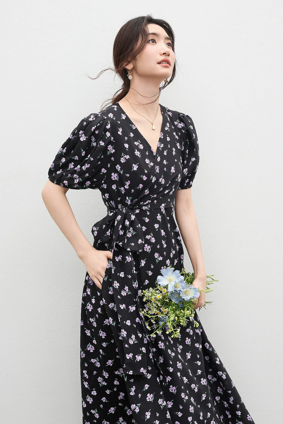 SENTUBILA Damen Französischer Stil Blumen-Wickelkleid 2026 Sommer Romantisch Elegant Kurzarm V-Ausschnitt Bedruckte Kleider W62LF7571 – Detail 16