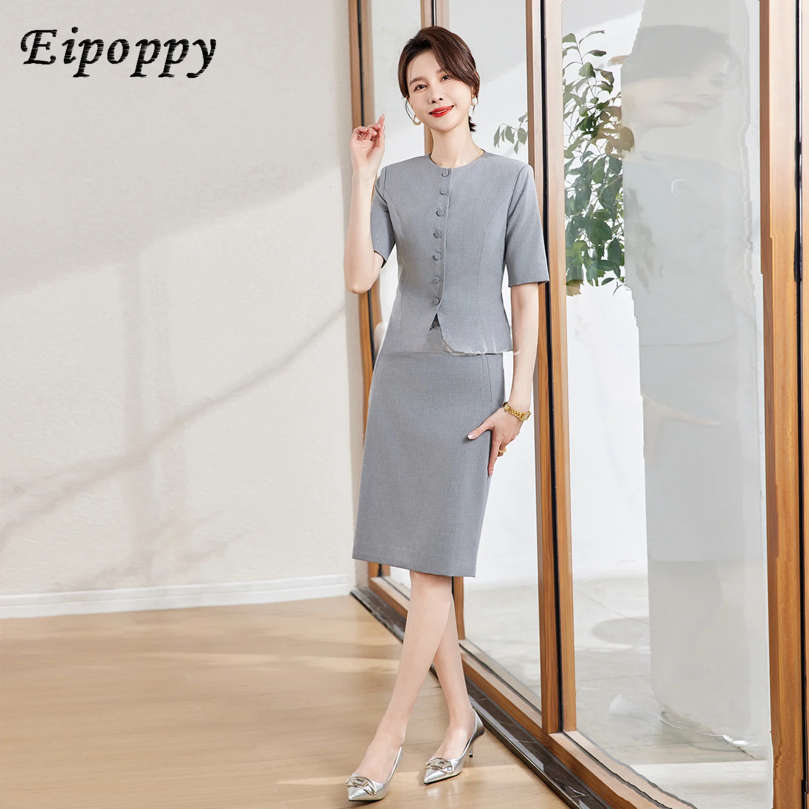 L'abbigliamento professionale da donna è elegante, semplice e alla moda