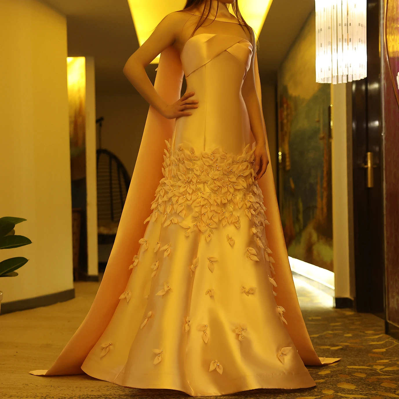Sharon Said Luxuriöses 3D-Blätter-Abendkleid in Blush Pink aus Satin mit Meerjungfrauen-Cape, Dubai Arabisches Hochzeits- und Abschlussballkleid SS463 Maßanfertigung – Detail 8