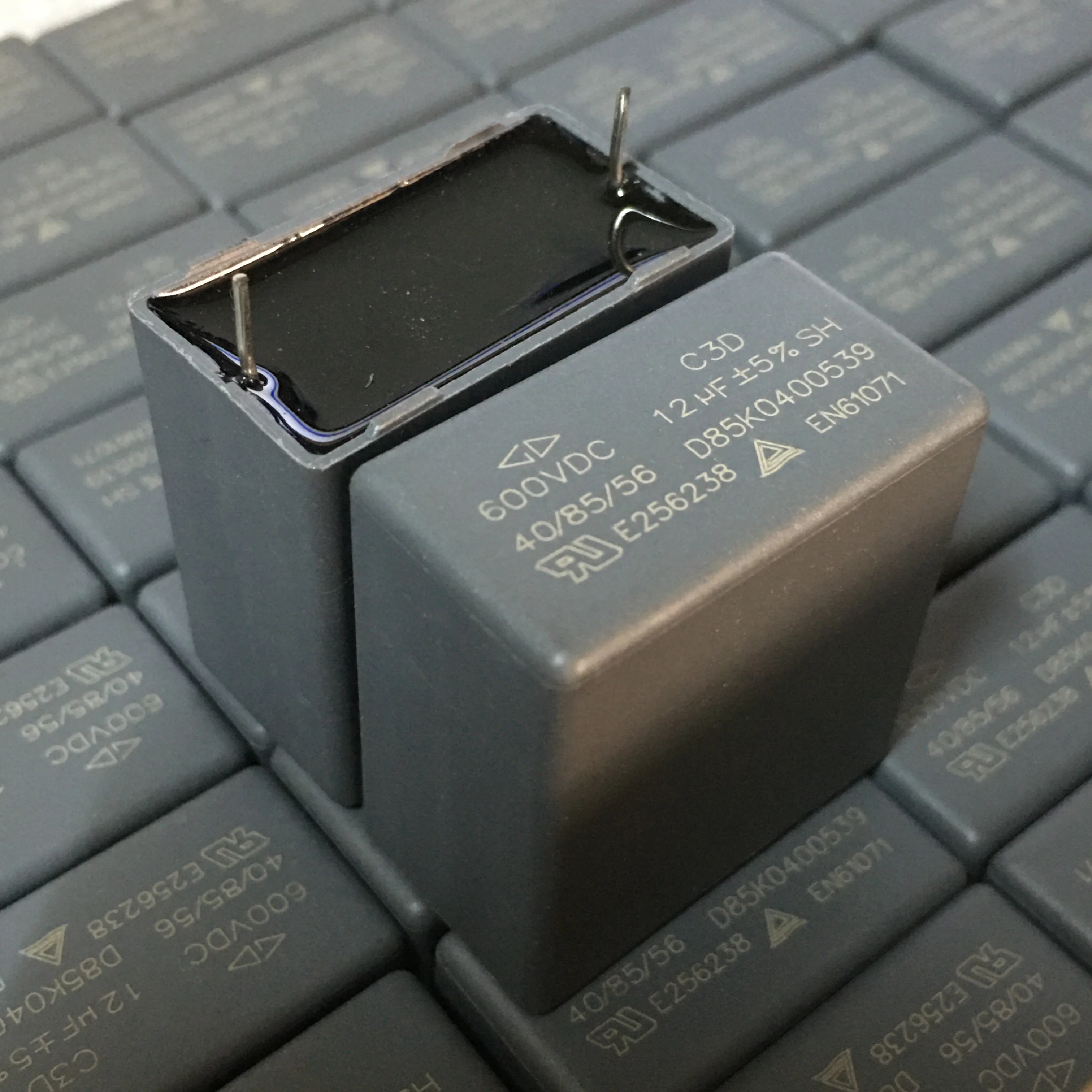 

Совершенно новая серия GD-C3D 12 мкФ 600 В постоянного тока, толстый медный контакт, пленочный безелектродный конденсатор 31,5*17,5*33 мм, P = 27 мм