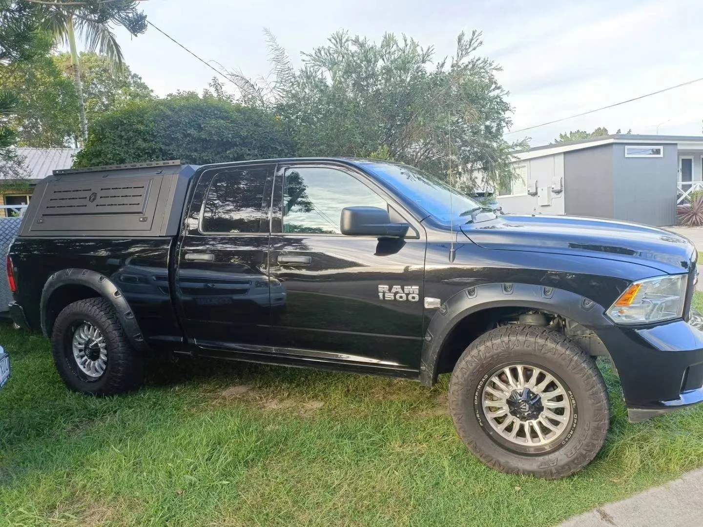 مظلة صلبة مخصصة مقاومة للماء لـ Ram 1500 Crew Cab 5.7ft 2019 Topper شاحنة تخييم مضادة للصدأ