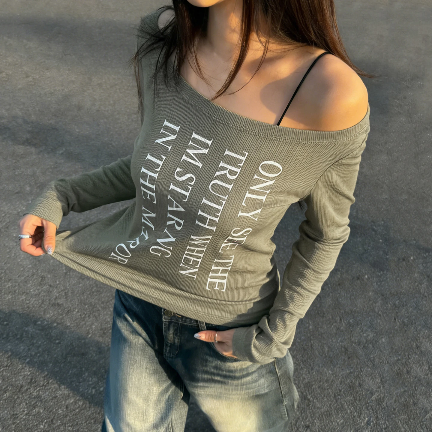 SUCHCUTE T-Shirt mit schrägem Kragen und Buchstaben-Aufdruck für Damen, elegante Langarm-T-Shirts, Y2k, sexy Streetwear-Tops, lässiges Outfit, Sommer-Chic – Detail 14